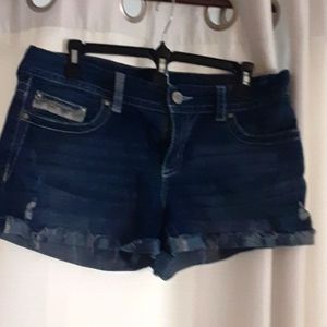Distressed jean shorts9/10 Delano Ariya Jean's shorts, frayed edge